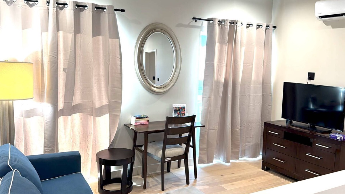 Boyle Heights Hotel | Charming 4-bedroom Art Deco Townhome