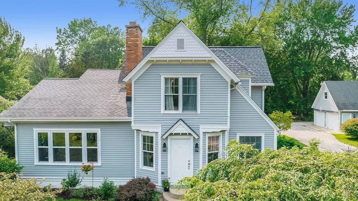 South Haven Cottage | Charming 4-bedroom cottage in South Haven - 2 miles from beach and downtown.