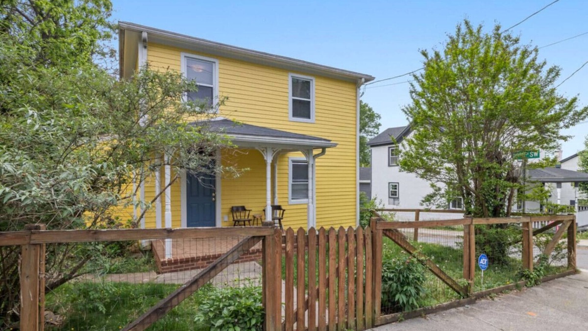 Fifeville House | Charming 4-BR, Close to UVA, Hospital & Downtown