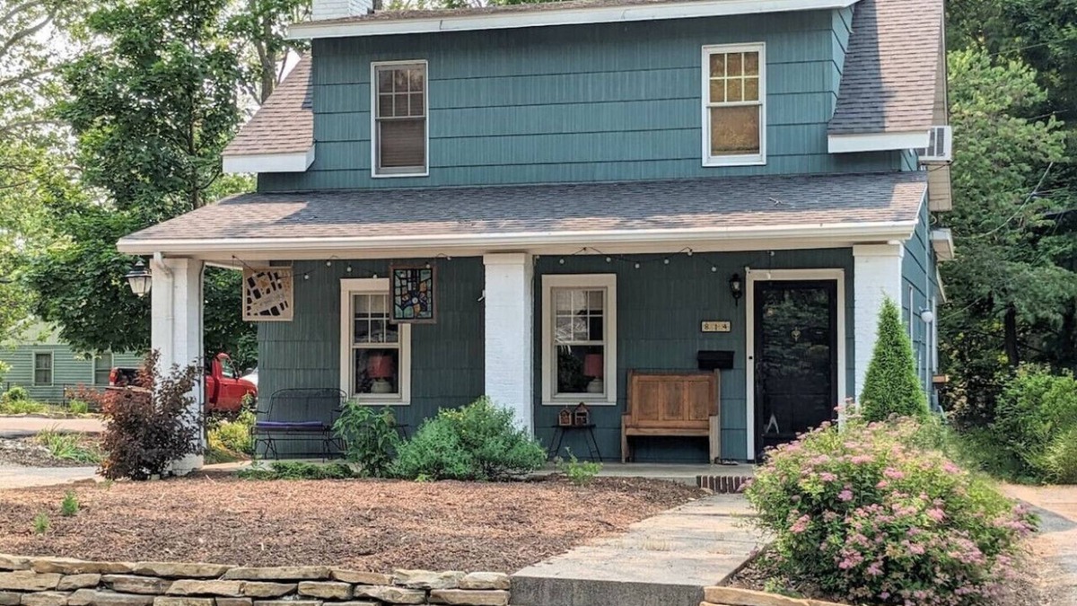 Bloomington House | Charming 4 BR W Hot Tub 3 Kings Walk to Downtown