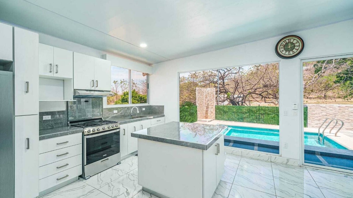 Veintisiete de Abril House | Charming 4-bedroom with Pool WiFi & AC in 27 de Abril 20 minutes from the beach