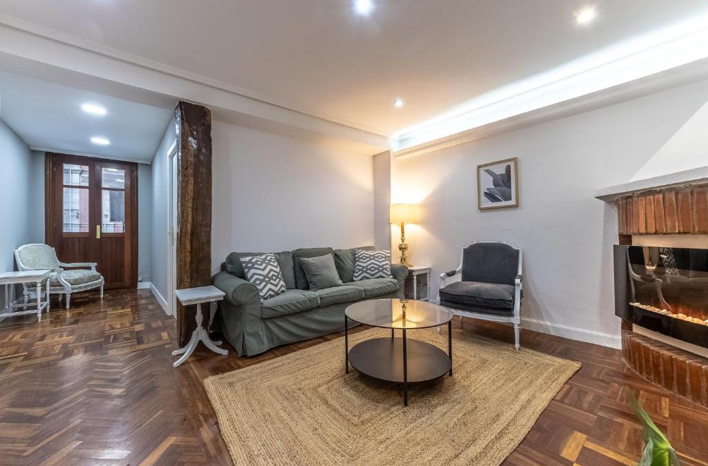 San Francisco Apartment | Charming 4 Double Bed Steps from the Old Town