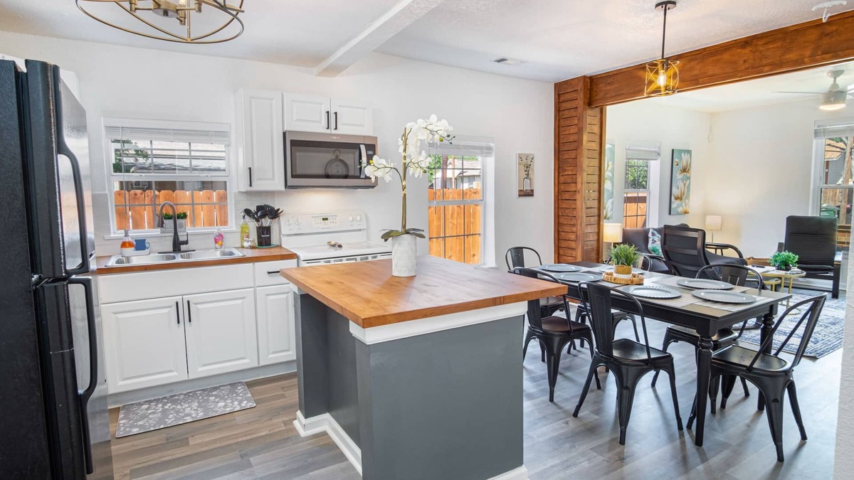 Nevada Street Cottage | Charming 4br/2ba Only 5 Mins Downtown & Riverwalk