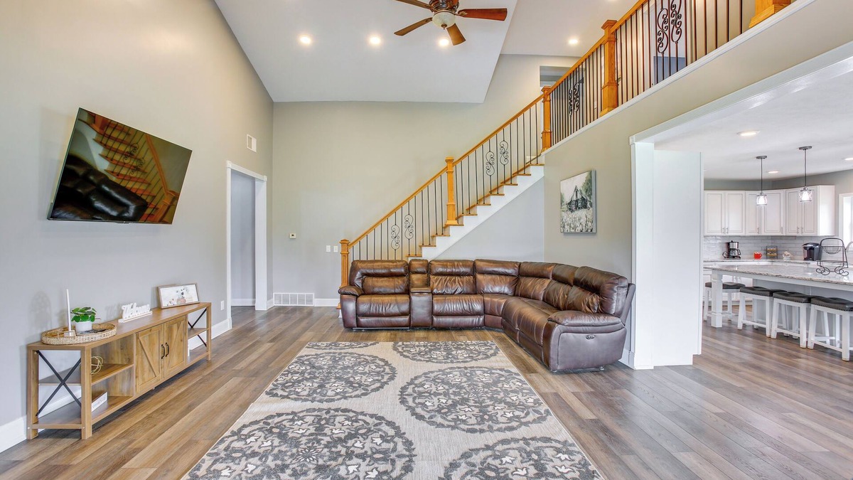 Cadillac House | Charming 5-bedroom Cadillac Retreat W/Private Hot Tub Shared Basketball Court