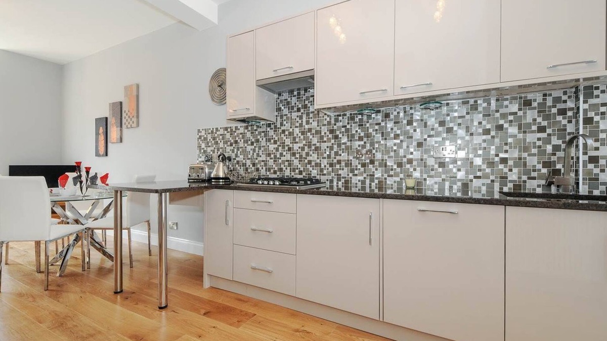 Perry Vale Apartment | Charming 5 star 3 Bed London Flat, Garden, Parking