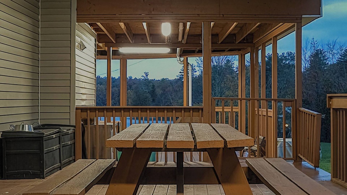 White Lake House | Charming 5BR Lake Dock Sauna – All Year