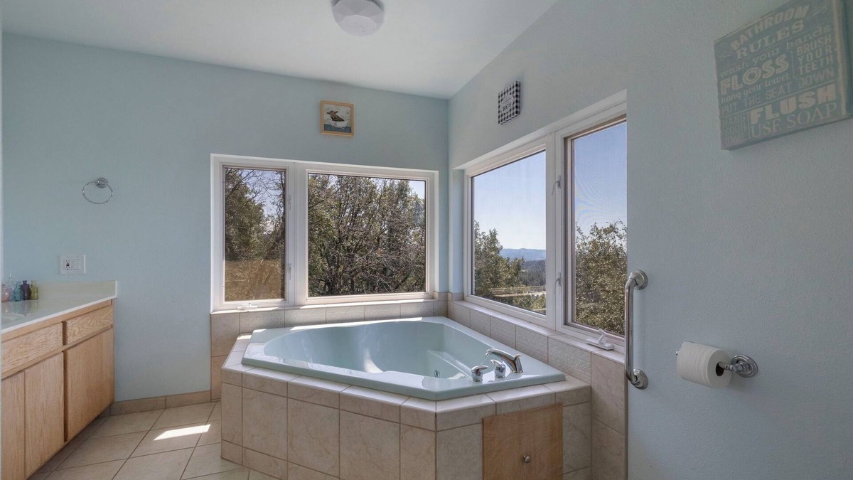 Twain Harte Cabin | Charming 6-bedroom cabin with stunning views!