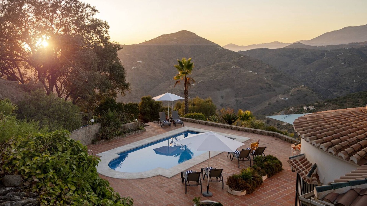 Sayalonga House | Charming 6-Bedroom Villa with pool and breathtaking views