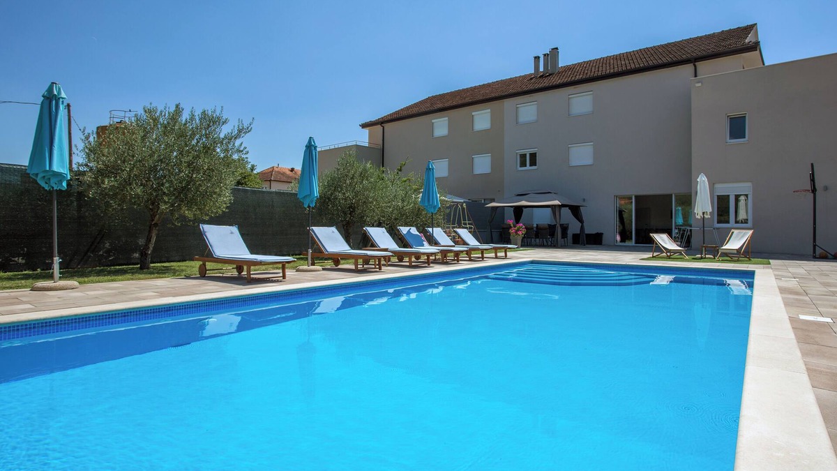 Imotski Villa | Charming 6-bedroom villa with, pool, jacuzzi WiFi, AC in lovely Imotski