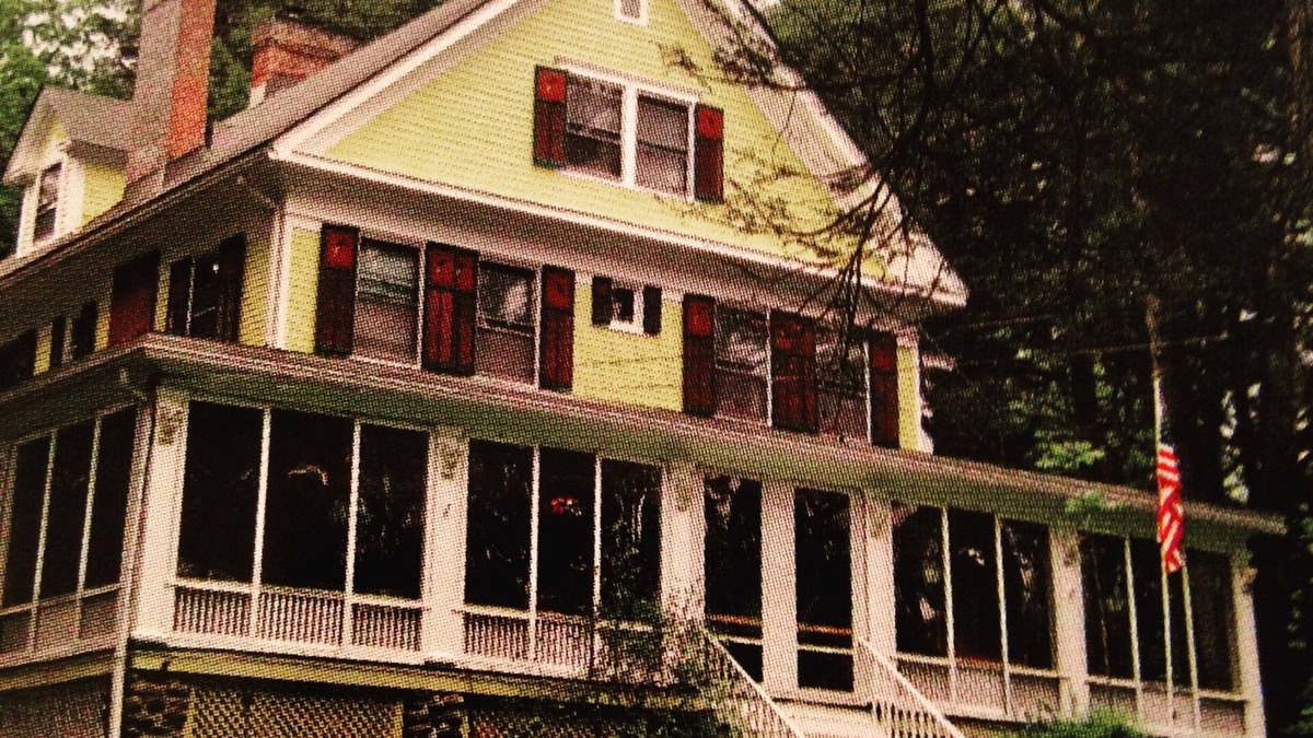 Cresco House | Charming 7-bedroom Victorian Manor House with AC, WiFi in beautiful Canadensis