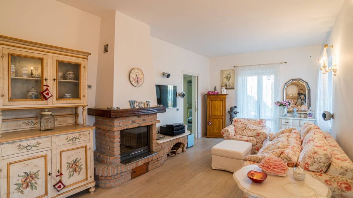 Civenna Apartment | Charming 80 sqm apartment with independent entrance in a large residence surrounded by greenery (steps to access the structure). The accommodation is located on the ground floor of a villa and can host up to 4 people. It offers an enchanting view of the