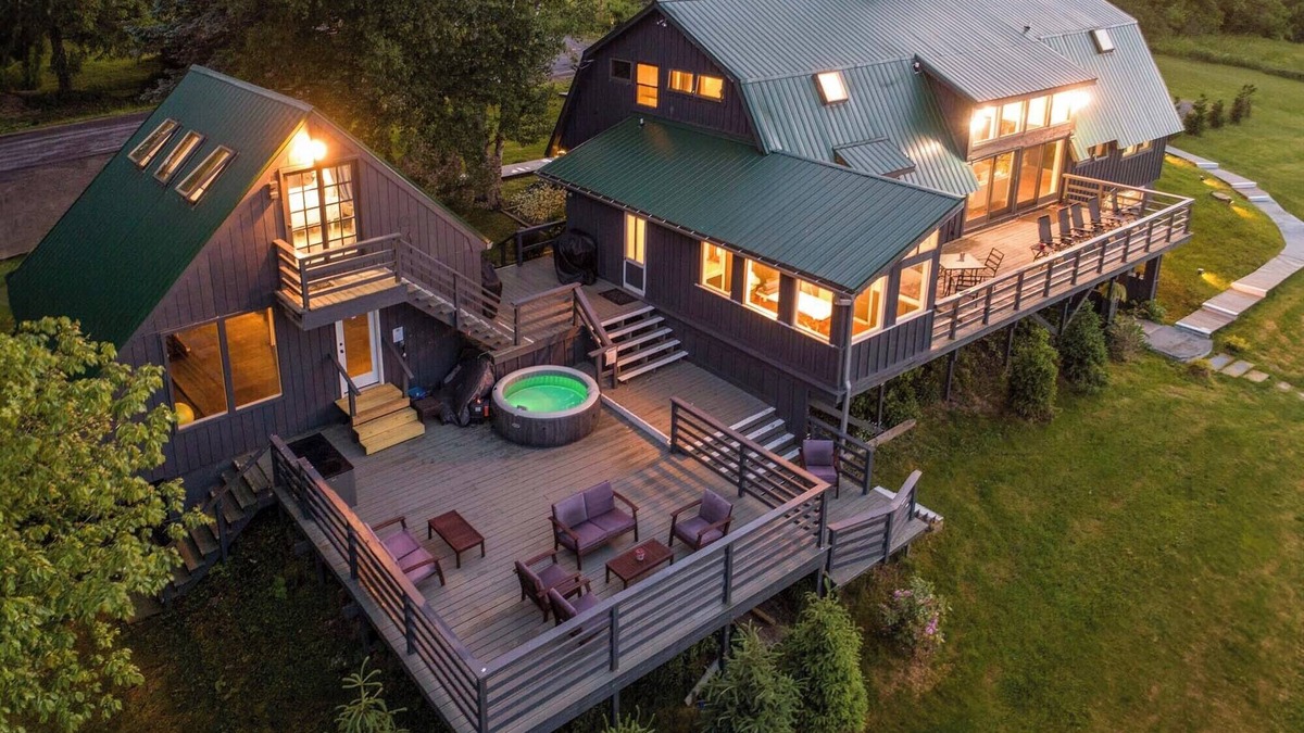 Roxbury House | Charming 9br/8.5 bath, Sleeps 19, WiFi, Fitness Room w/Beautiful Views!