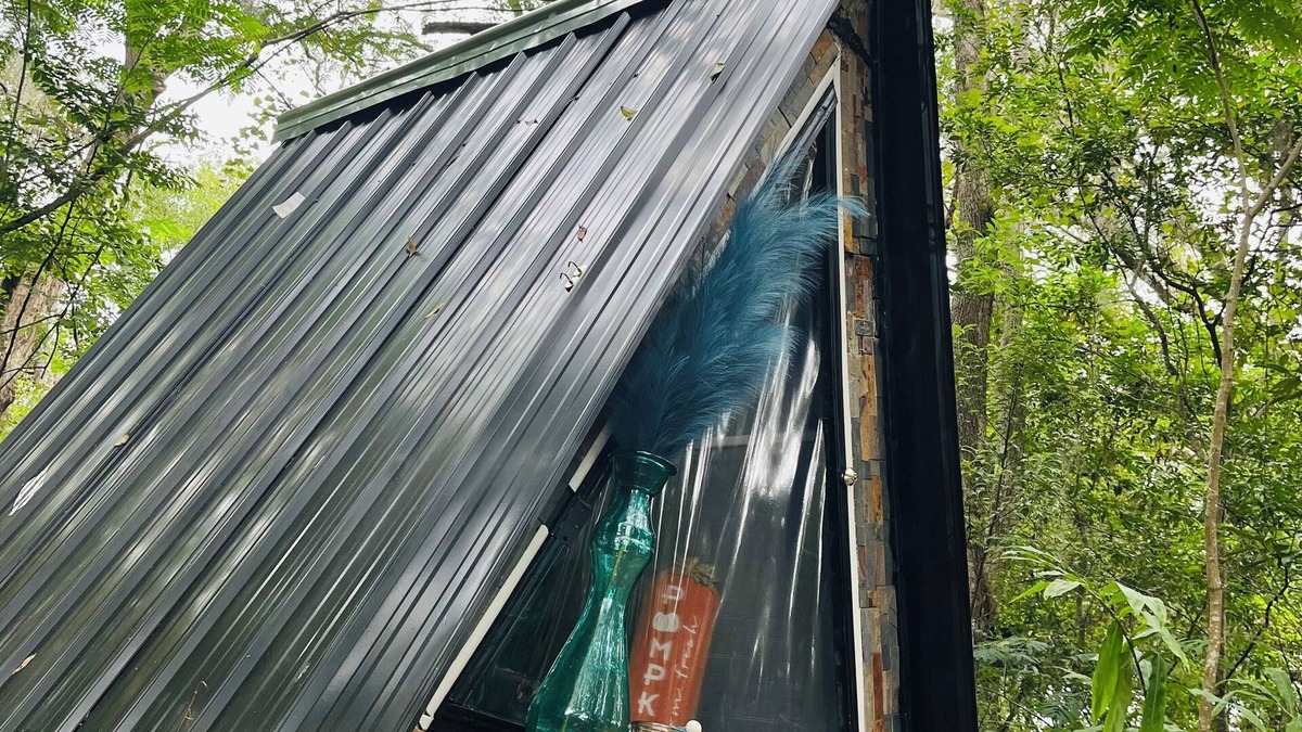 Fellowship House | Charming AFrame Tiny home sleep capsule bungalow with AC & WiFi in Great Ocala