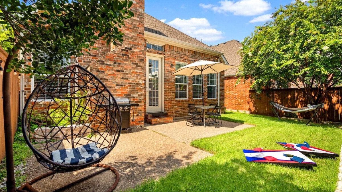 Valley Ranch House | Charming Airport Retreat w/Grill & Hammock Oasis