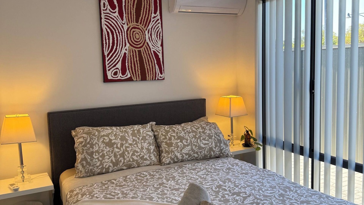 Coolbellup House | Charming and Cozy 2-bedroom bungalow with AC, WiFi and parking in Coolbellup.