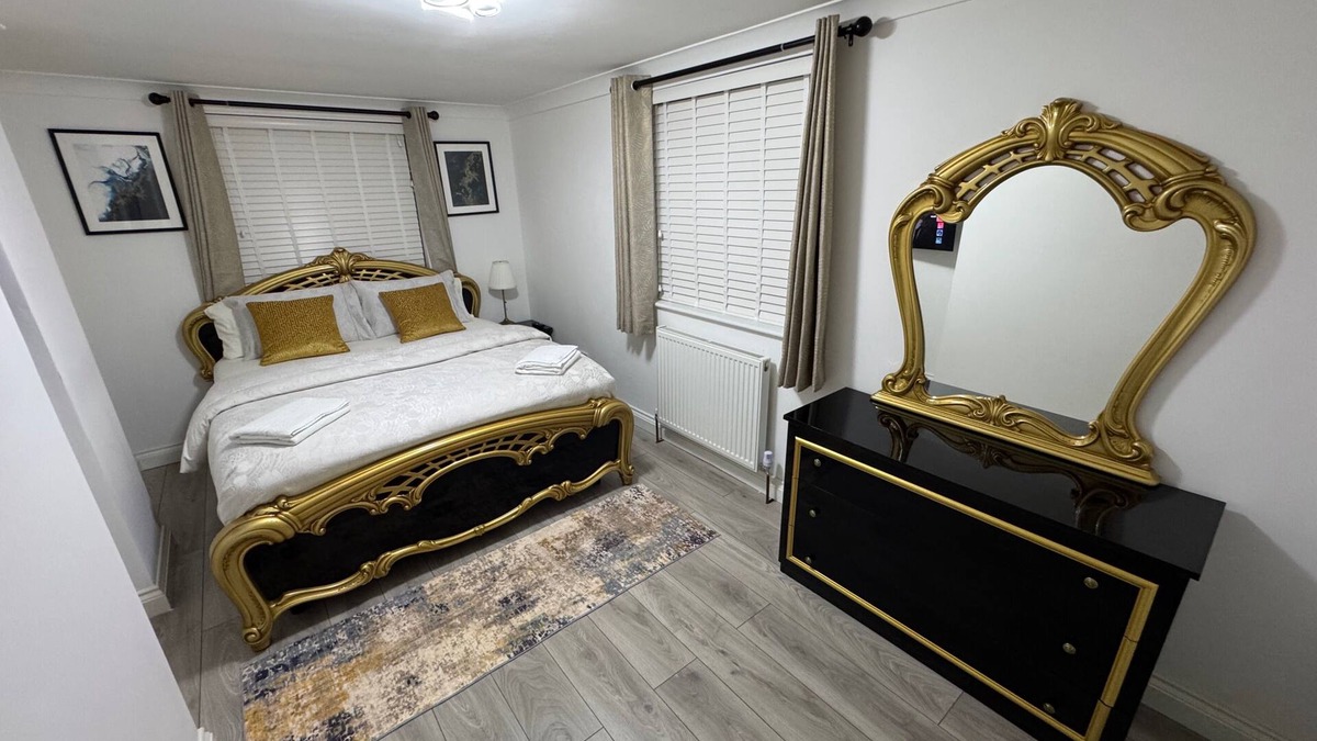 College Park and Old Oak Apartment | Charming and Cozy 2 Bedroom Apartment in London