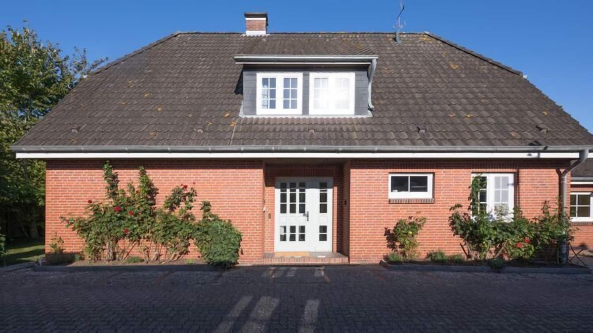 Aventoft Apartment | Charming and cozy holiday home with a fireplace