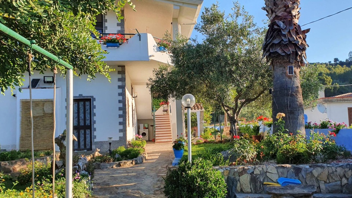 Cardedu House | Charming and Cozy Tastefully Decorated Holiday Apartment. WiFi.