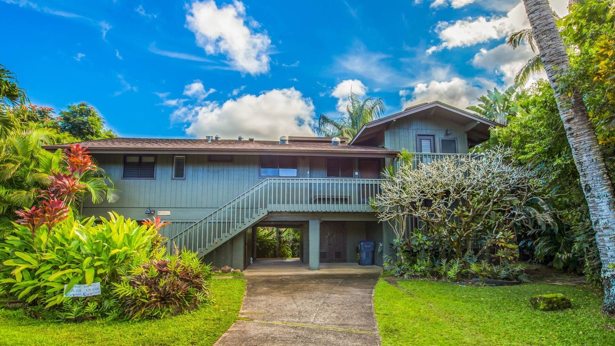 Hanalei House | Charming and Immaculate - Walkable to Beach and Town - Sleeps 10