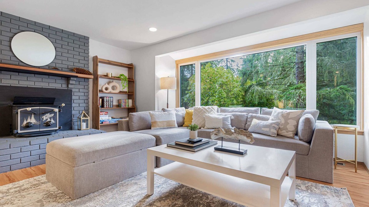 Inglewood-Finn Hill House | Charming and Spacious House with Relaxing Huge Deck