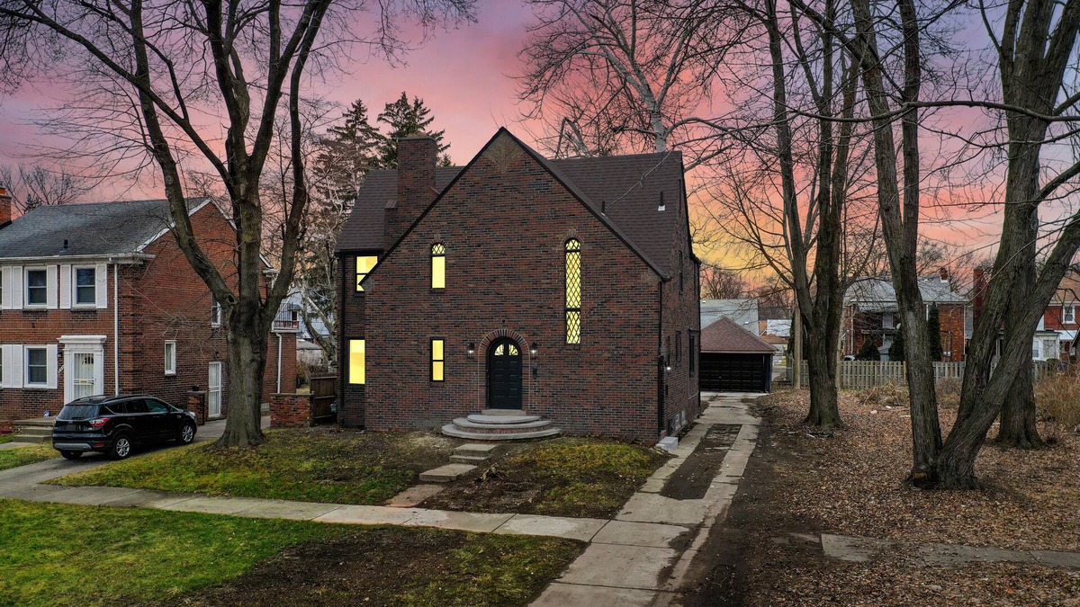 Jefferson Chalmers House | Charming and well appointed Detroit rental home with sophisticated interiors!