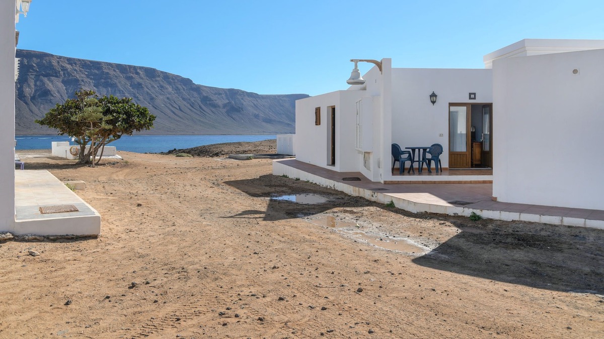 Caleta de Sebo Apartment | Charming Apartment "Flor Uno" with Sea View or Mountain View, Wi-Fi & Terrace