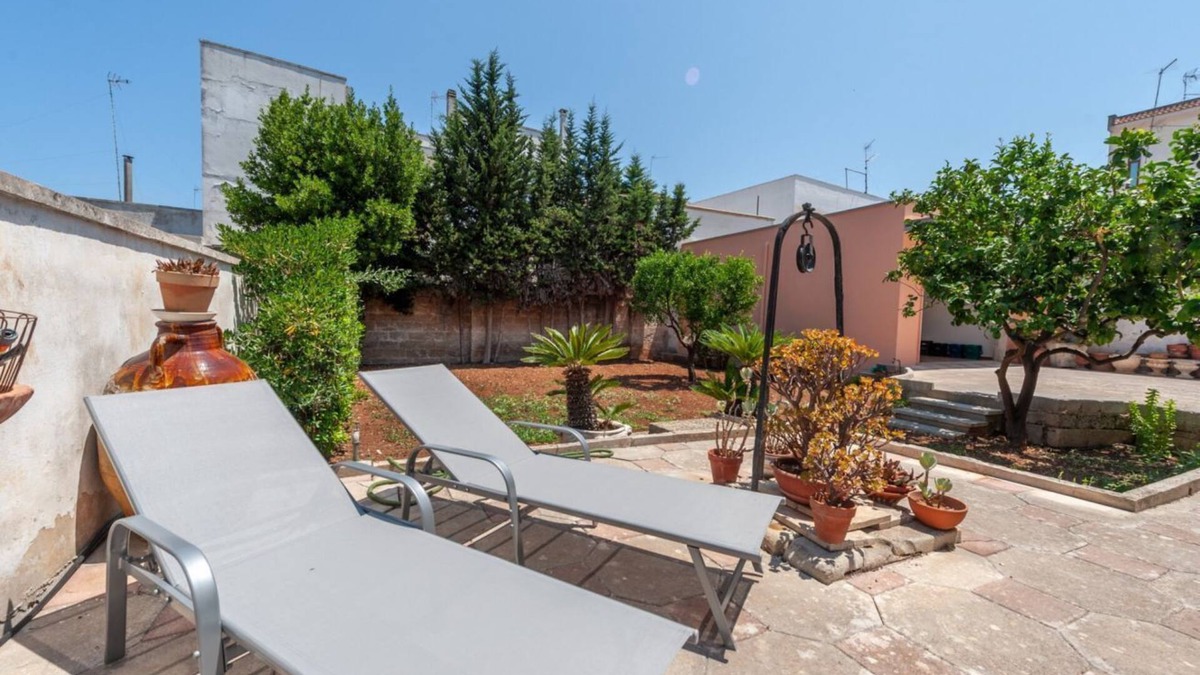 Giorgilorio Apartment | Charming apartment in a villa of about 60 sqm, able to accommodate up to 4 people, located on the mezzanine floor (accessible via steps).The house is located in Surbo, a town a few km from Lecce, in a residential but well-served area. In about 10 minutes