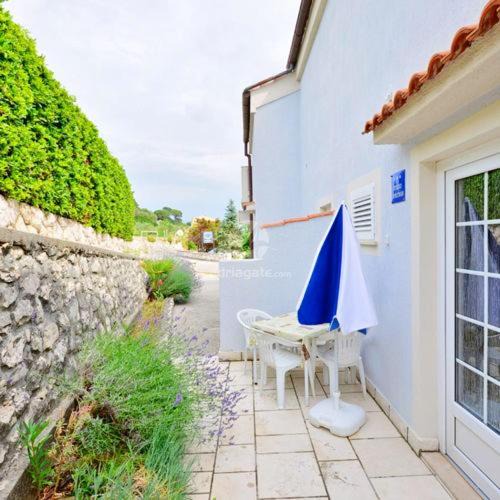 Suha Punta Apartment | Charming apartment in Kampor with private garden - 28 m²