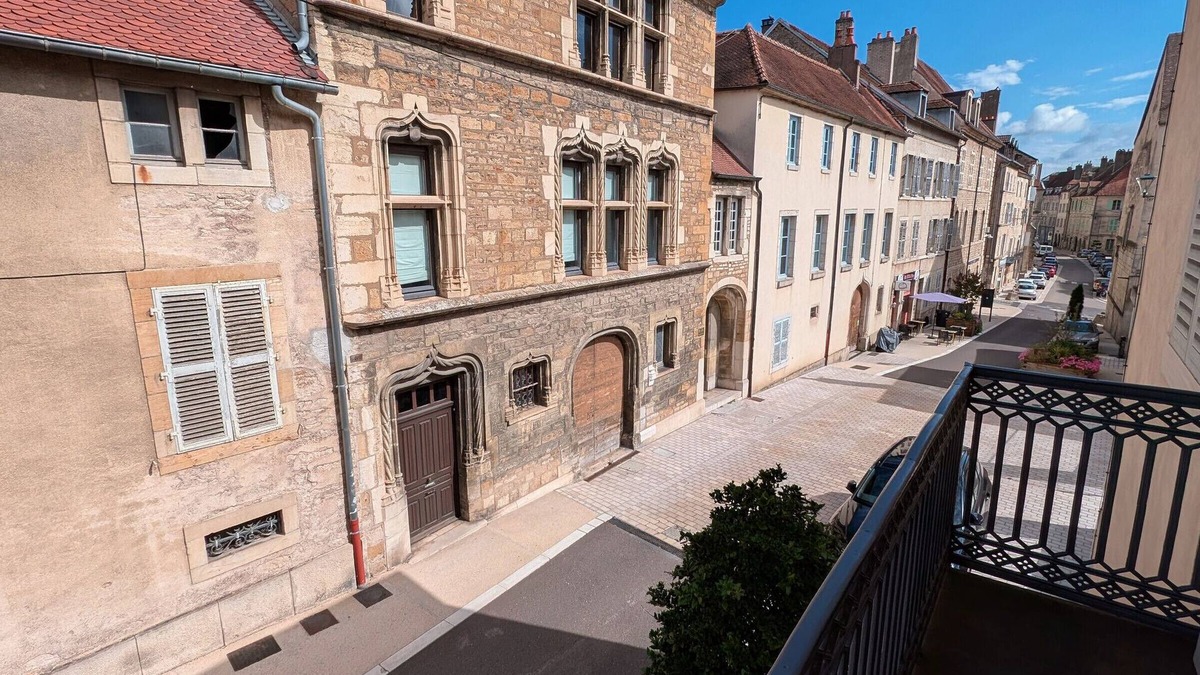 Vesoul Cottage | Charming apartment in the heart of Vesoul with private parking