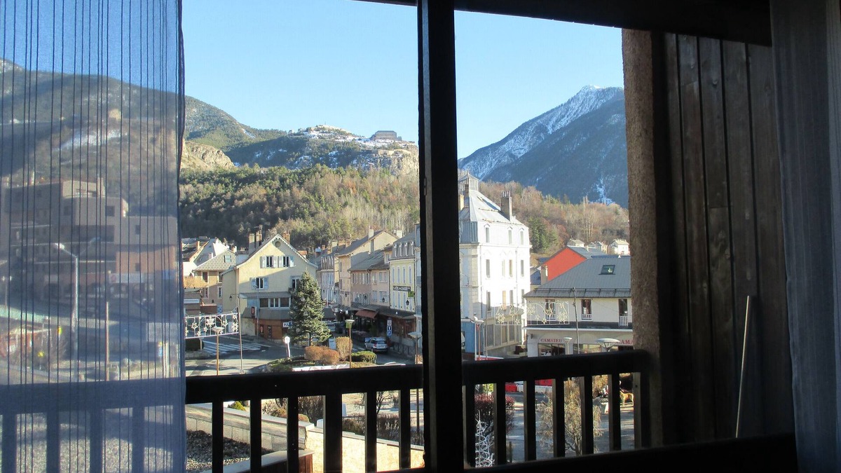 Briancon Apartment | Charming Apartment with Mountain View – Briançon