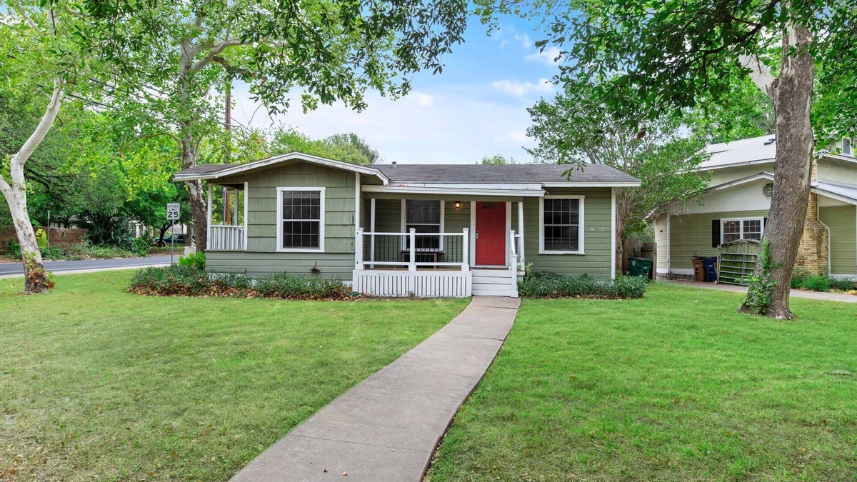 South Manchaca House | Charming Austin Home - 3 BR |Large Fenced Backyard