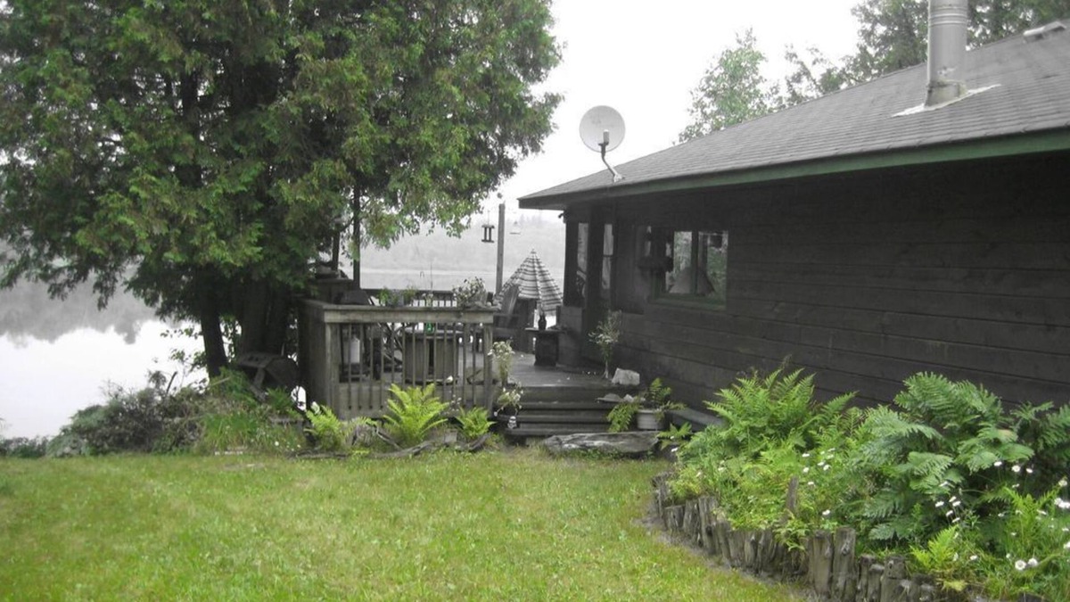 Madawaska Valley House | Charming Authentic Family Cottage on Lake