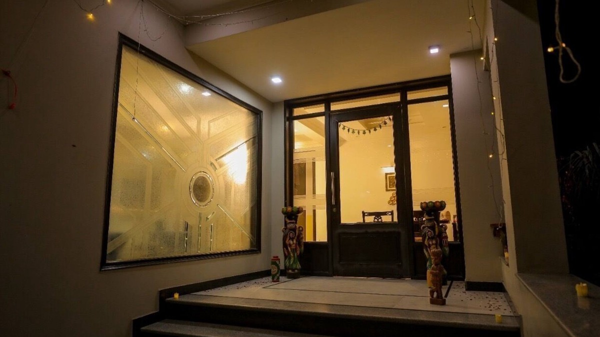 Basai Bed & Breakfast | Charming B&B with WiFi and AC in Wise Villa Agra 7