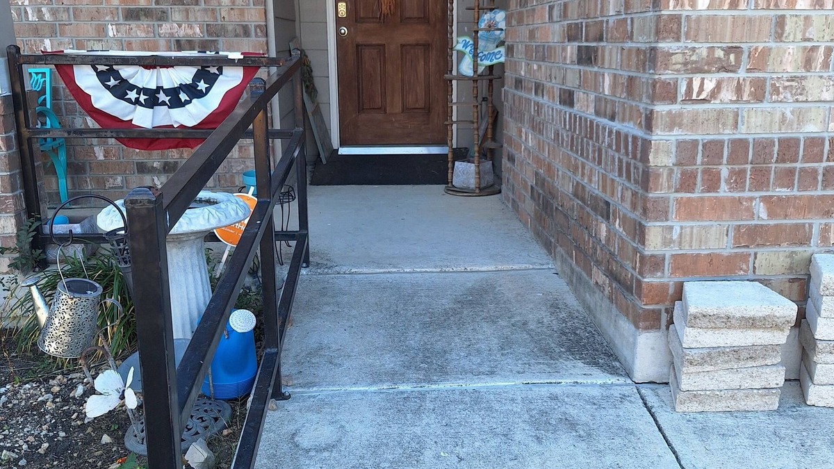 San Antonio Bed & Breakfast | Charming B&B with WiFi and flower garden at entrance view in Enchanting Converse