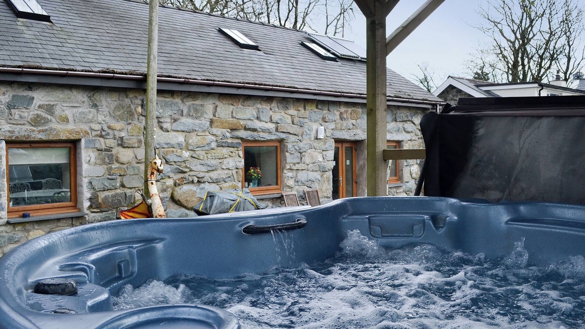 Criccieth Cottage | Charming barn conversion with hot tub and walks from the door.