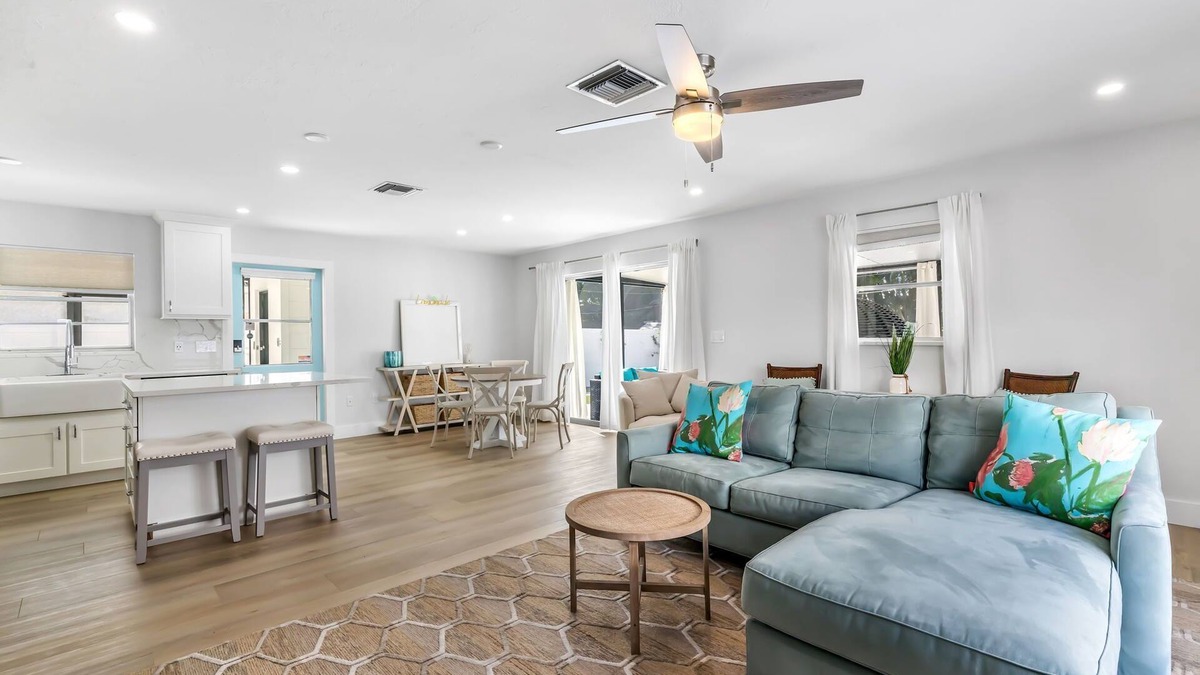 North Naples House | Charming Beach Bungalow, Perfect for all!