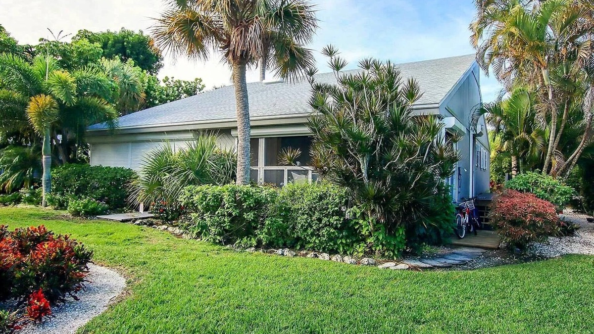 Sanibel Cottage | Charming Beach Cottage. Walk to Beach, on Bike Path, Screened Porch, Heated Pool