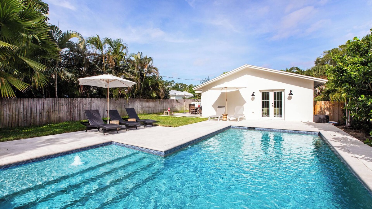 Central Naples House | Charming Beach Cottage with private pool! One mile to stunning Horizon Beach!