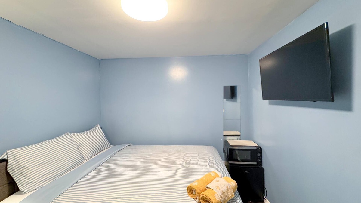 Queens House | Charming Beach Room