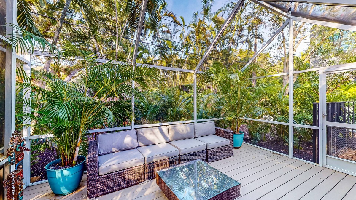Colee Hammock House | Charming beach retreat 1 block from Las Olas with dog-friendly yard & lanai