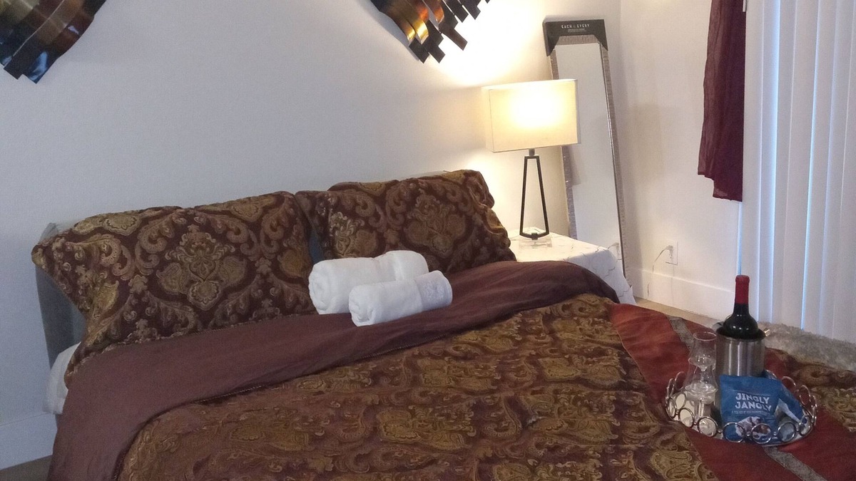 Simi Valley Bed & Breakfast | Charming bed & breakfast in delightful Simi Valley with WiFi, fitness room.