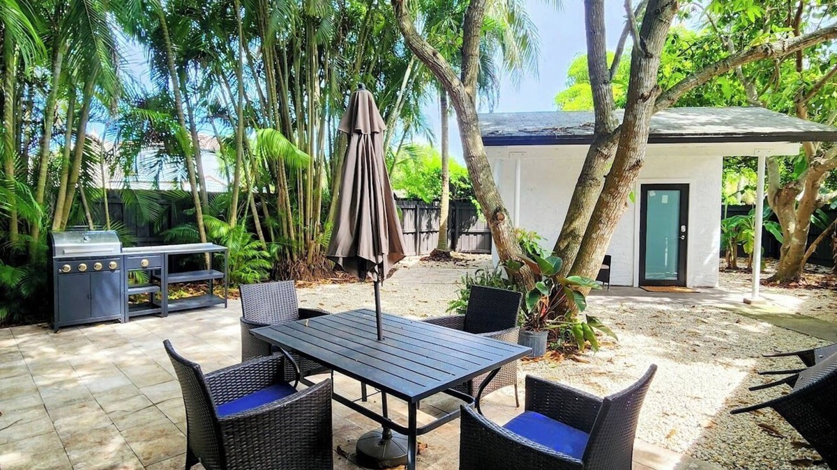 Country Walk Bed & Breakfast | Charming bed & breakfast with WiFi and AC in lovely Miami