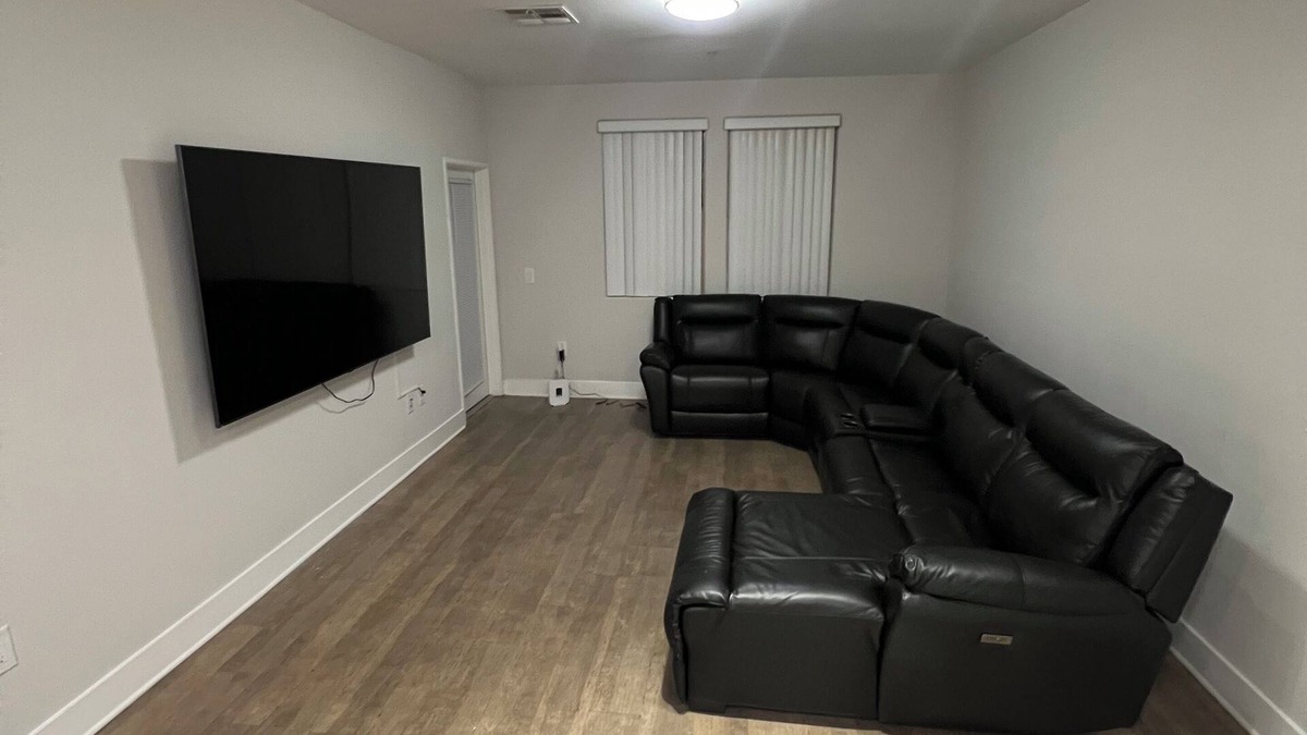 Mid-Wilshire Apartment | charming -bedroom apartment that’s very spacious in the Mid Wilshire area