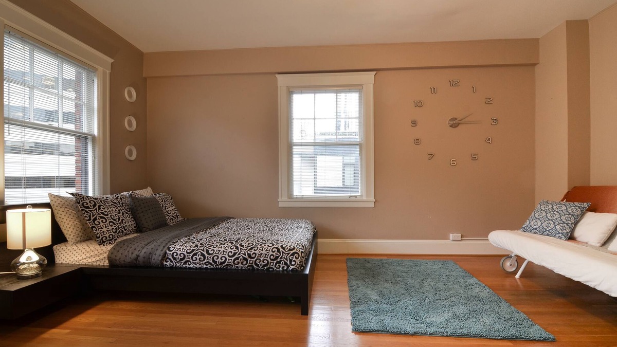 Belltown Condo | Charming Belltown Corner Studio