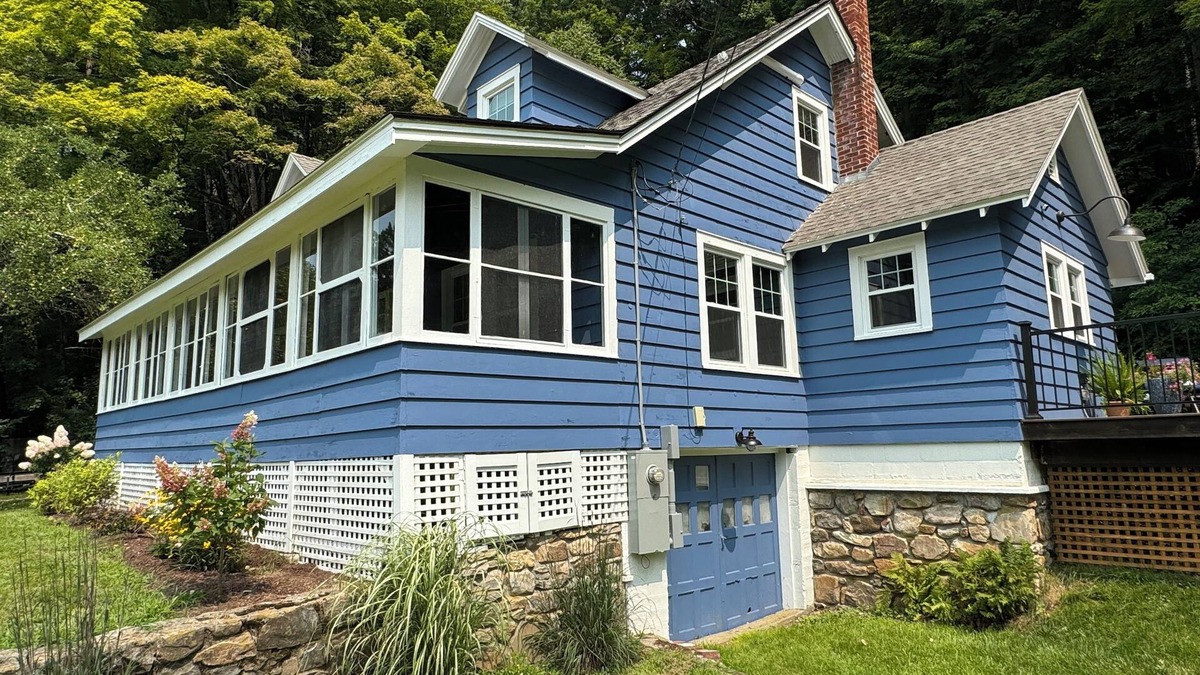 Glendale House | Charming Berkshire Farmhouse: Your Cozy Retreat Awaits!