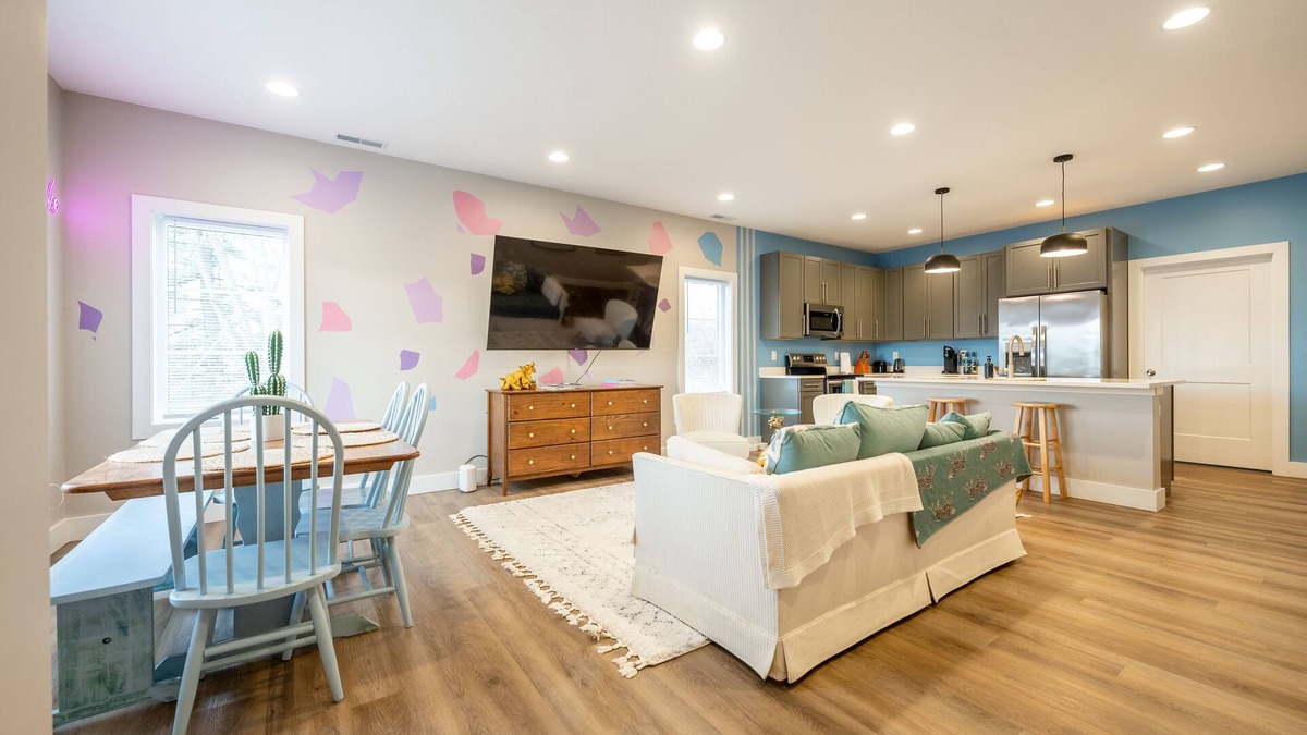 Bloomington House | Charming Bloomington Retreat 4BR/Townhouse/Pet-Friendly! Book Now & Save!