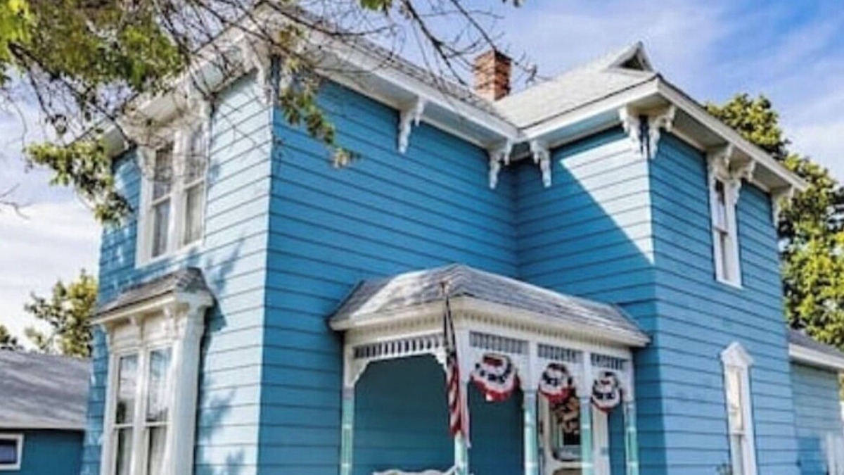 Williams House | Charming BLue victorian home located blocks away from historical Route 66