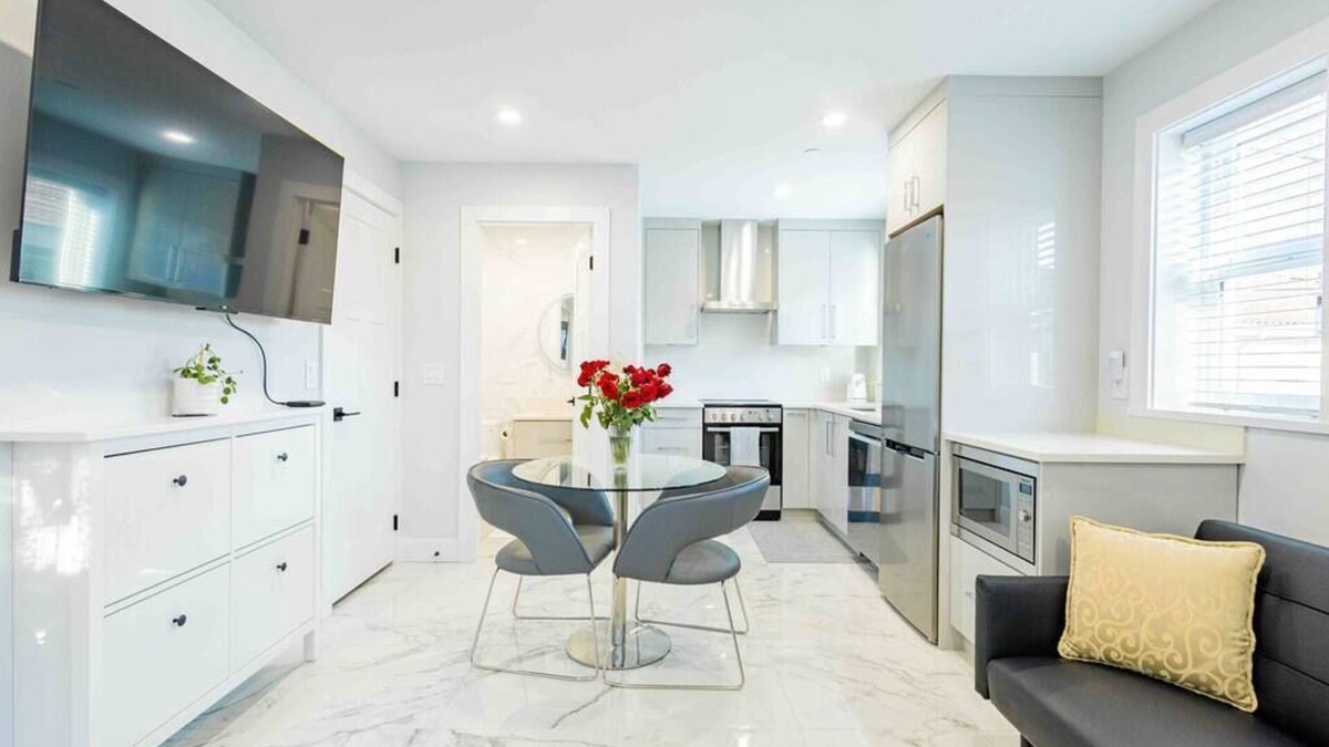 Sunset House | Charming & Brand-New near Restaurants & Transport