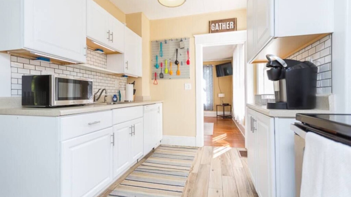 Harrisonburg House | Charming Brick Bungalow Steps from JMU Fenced backyard 30 day min