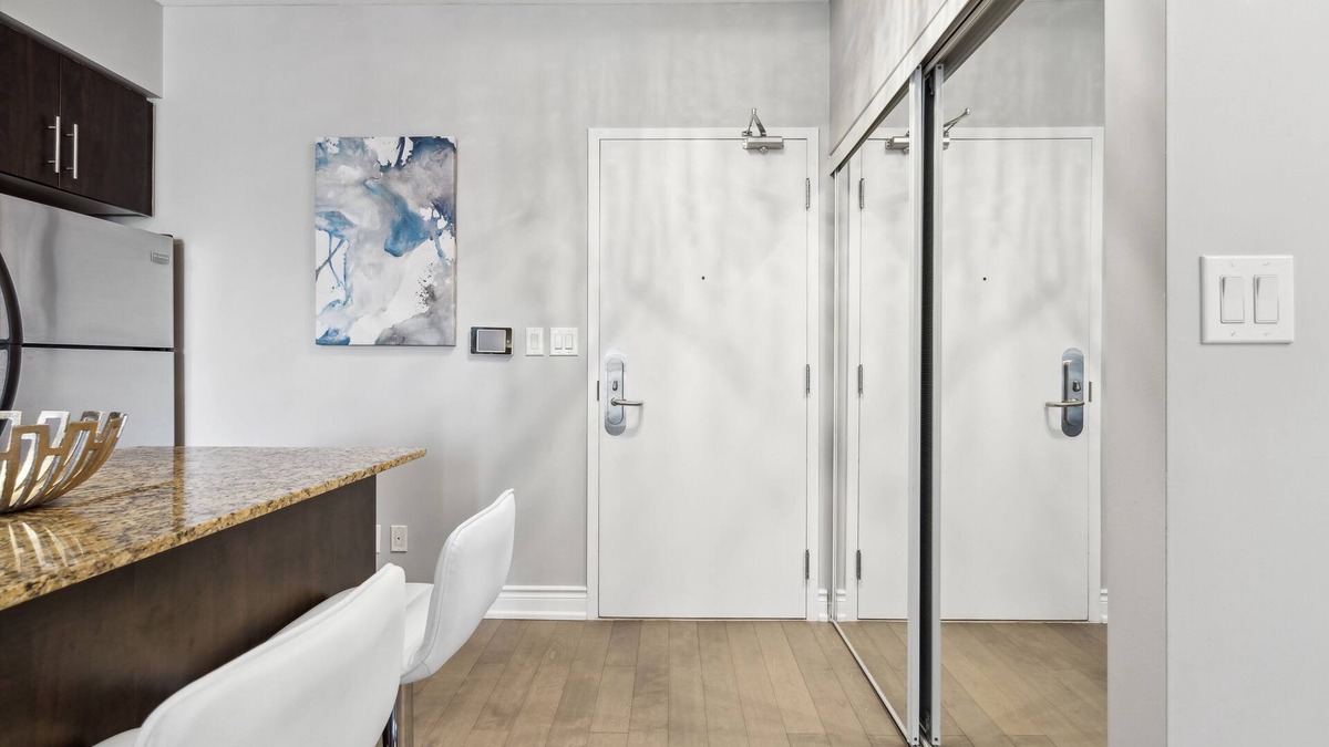 Toronto Entertainment District Apartment | Charming & Bright 1Bed + Den & 1 Bath Condo